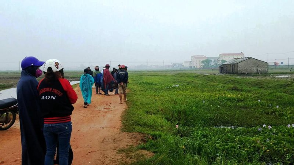 Bé trai hơn 2 tuổi chết đuối sau khi đi ra khỏi lớp - 1 Hiện trường nơi phát hiện thi thể cháu T.