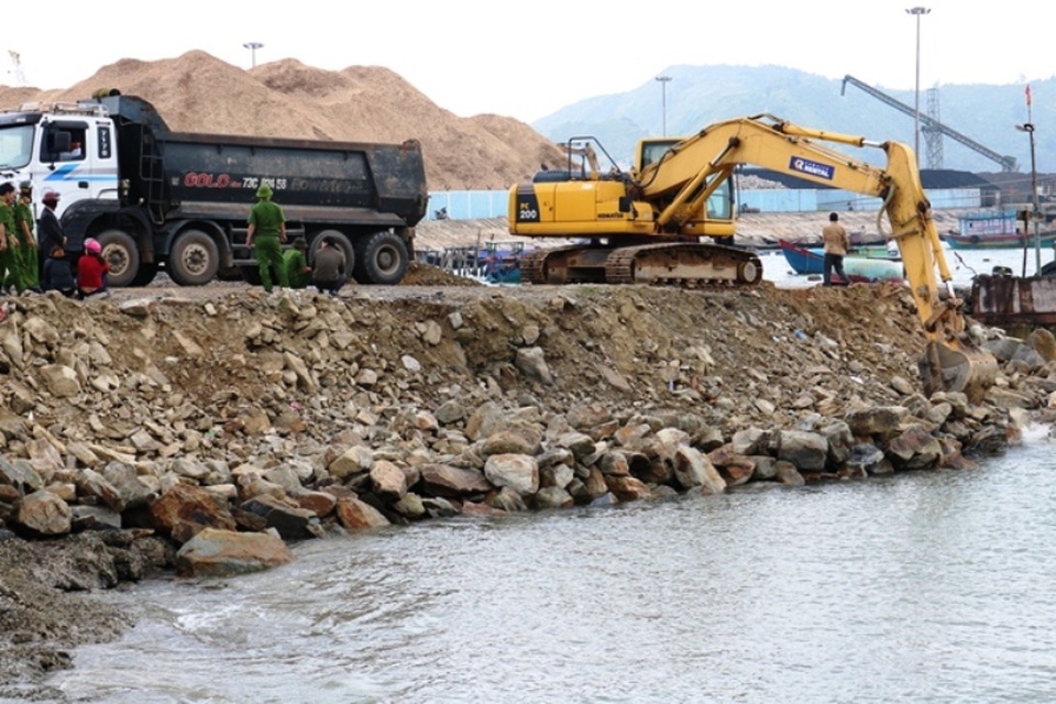 Quảng Bình: Đã phá dỡ cảng cá “chui” ở Hòn La - 2 Tuy nhiên, sau khi các lực lượng chức năng đã giữ một số đối tượng nên công tác tháo dỡ đã được thực hiện bình thường