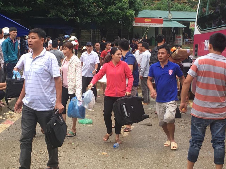 
Hành khách đi xe phải xuống xe vì đường ngập. Một số người chấp nhận đi thuyền, một số quay lại tìm hướng đi khác.
