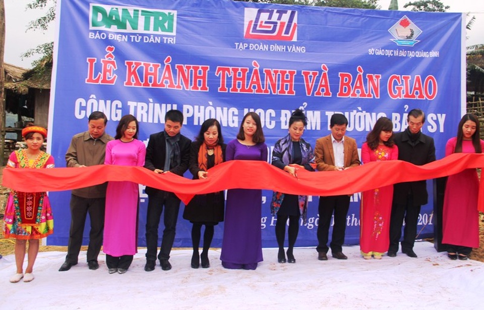 Khánh thành công trình phòng học Dân trí thứ 10 tại điểm trường bản Sy - 11 Lễ cắt băng khánh thành...