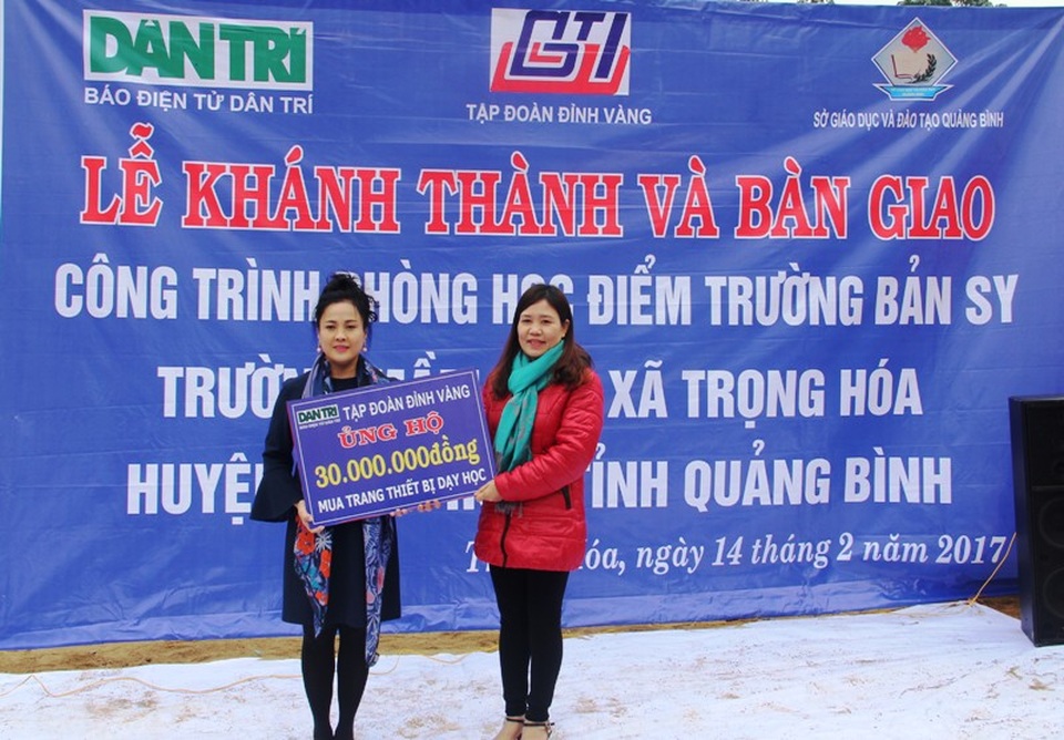 Khánh thành công trình phòng học Dân trí thứ 10 tại điểm trường bản Sy - 8 Bà Nguyễn Kim Thúy, Chủ tịch HĐQT kiêm Tổng giám đốc Tập đoàn Đỉnh Vàng hỗ trợ thêm 30 triệu đồng để nhà trường mua các trang thiết bị dạy học