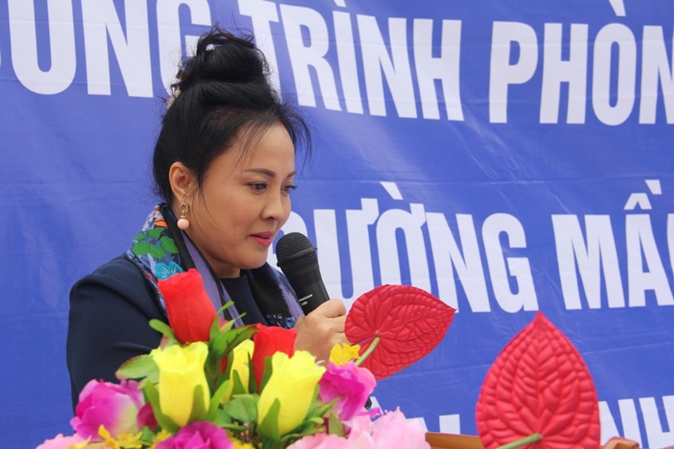 Khánh thành công trình phòng học Dân trí thứ 10 tại điểm trường bản Sy - 7
Bà Nguyễn Kim Thúy, Chủ tịch HĐQT kiêm Tổng giám đốc Tập đoàn Đỉnh Vàng rất xúc động vì Tập đoàn đã giúp đỡ được một phần nhỏ bé để các cháu học sinh ở bản nghèo có được một căn phòng học mới khang trang