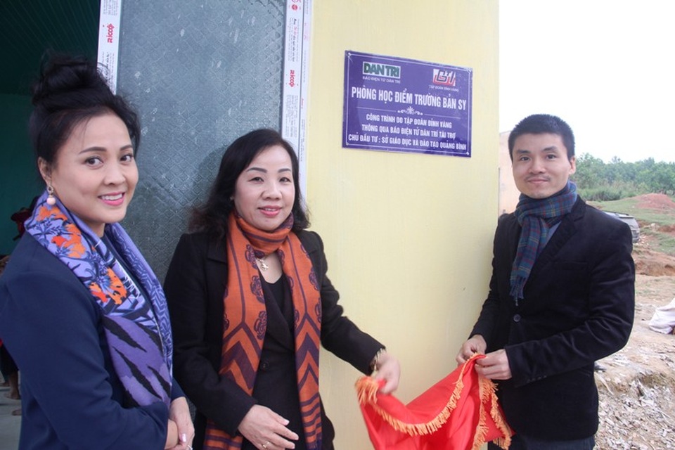 Khánh thành công trình phòng học Dân trí thứ 10 tại điểm trường bản Sy - 12 ... và bàn giao phòng học Dân trí tại bản Sy, Quảng Bình