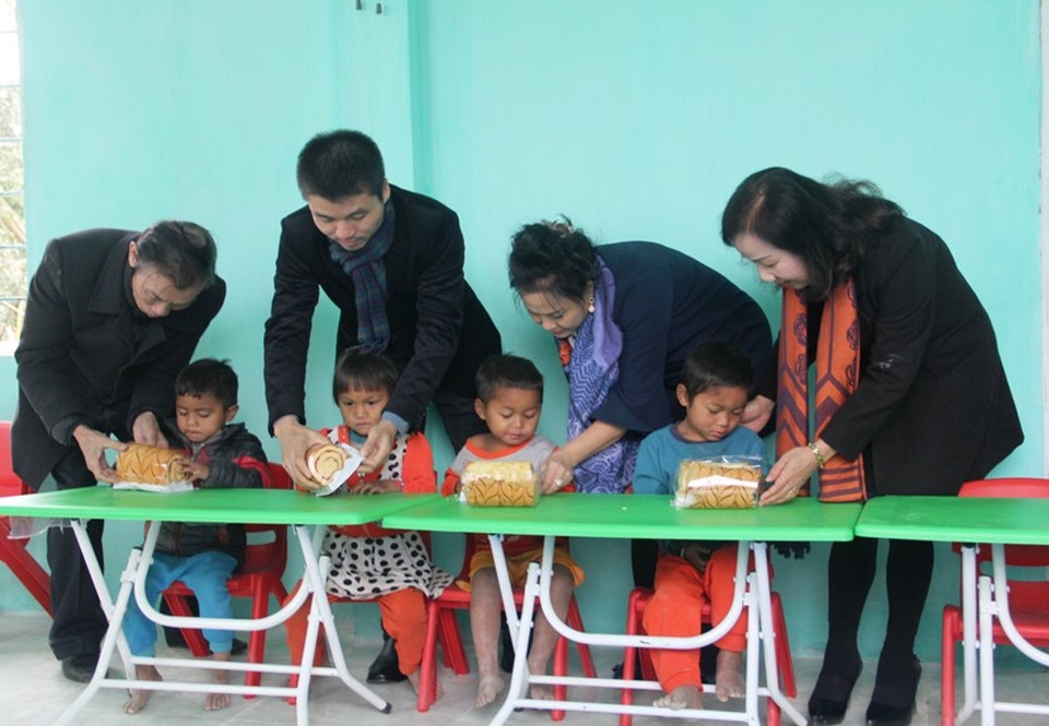 Khánh thành công trình phòng học Dân trí thứ 10 tại điểm trường bản Sy - 21 Niềm vui khôn tả của các cháu học sinh khi được nhận những chiếc bánh rất ngon dịp đầu năm mới