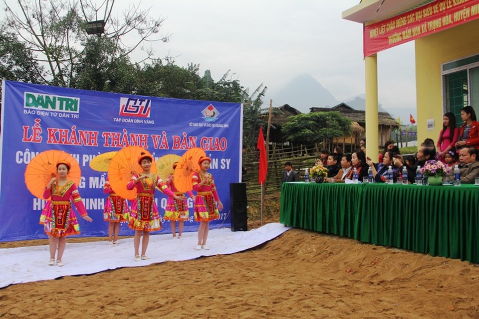 Khánh thành công trình phòng học Dân trí thứ 10 tại điểm trường bản Sy - 10 Khánh thành công trình phòng học Dân trí thứ 10 tại điểm trường bản Sy - 10