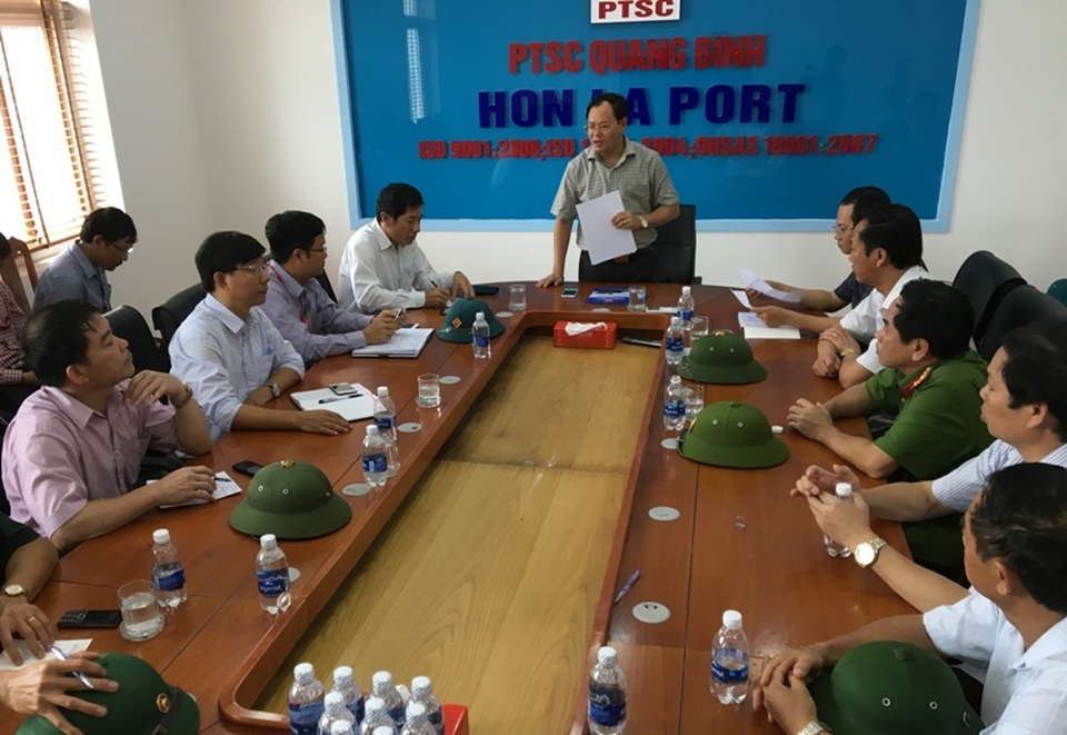 Hàng chục tàu cá bị bão đánh chìm: Xót xa những tàu cá tan tành! - 4 Ông Lê Minh Ngân, Phó Chủ tịch UBND tỉnh Quảng Bình đã chủ trì cuộc họp nhanh ngay tại Cảng vụ Hòn La, đồng thời chỉ đạo địa phương và các ban ngành ngành liên khẩn trương khắc phục sự cố do bão số 2 gây ra