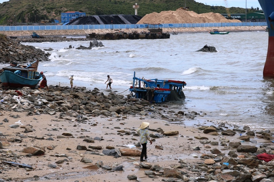 Hàng chục tàu cá bị bão đánh chìm: Xót xa những tàu cá tan tành! - 5 Phó Chủ tịch tỉnh Quảng Bình chỉ đạo các ngành liên quan phải khẩn trương triển khai lực lượng trục vớt những tàu bị chìm, khắc phục sửa chữa số tàu bị hư hỏng