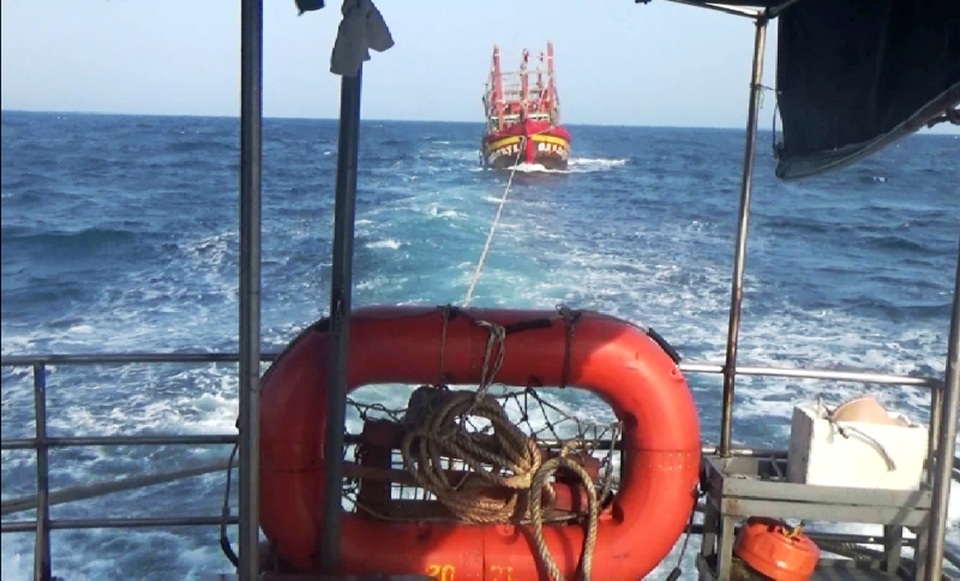 Và cứu hộ, cứu nạn thành công tàu QB - 92052 cùng 7 thuyên viên (Ảnh: Đ.T)