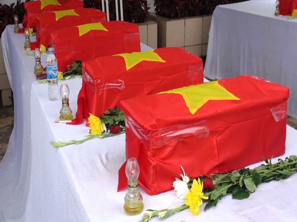 Đón các anh hùng liệt sĩ hy sinh tại Lào về đất mẹ - 1