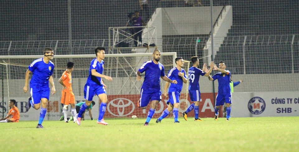 SHB Đà Nẵng thua “người anh em” Quảng Nam trong trận cầu hai thẻ đỏ - 2 Quảng Nam mới là đội vượt lên dẫn trước.