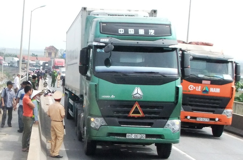 Khởi tố vụ mẹ mang bầu và con gái tử nạn dưới bánh xe đầu kéo - 2 Hiện trường vụ tai nạn thương tâm