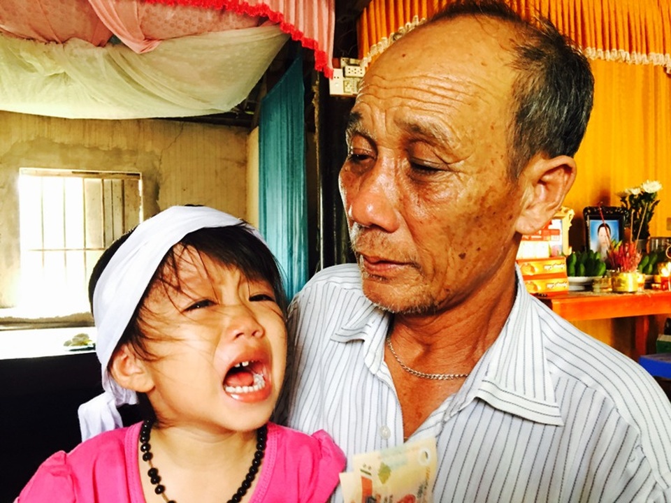 Rơi nước mắt trước cảnh cô bé 4 tuổi mất mẹ, mất em, bố lâm nguy vì tai nạn - 5 Tiếng khóc la thảm thiết của bé Hoàng Lê Thanh Thanh