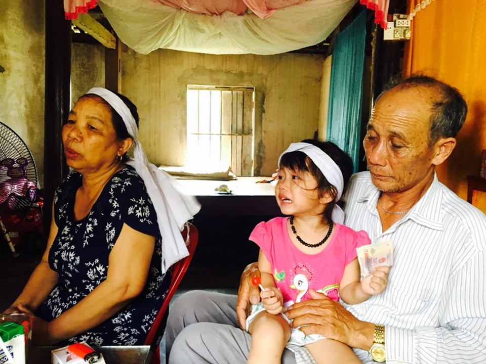 Rơi nước mắt trước cảnh cô bé 4 tuổi mất mẹ, mất em, bố lâm nguy vì tai nạn - 3 Bà Thắm và ông Đãi (ông bà nội bé Thanh Thanh) đau đớn trước cái chết oan nghiệt của con dâu và cháu