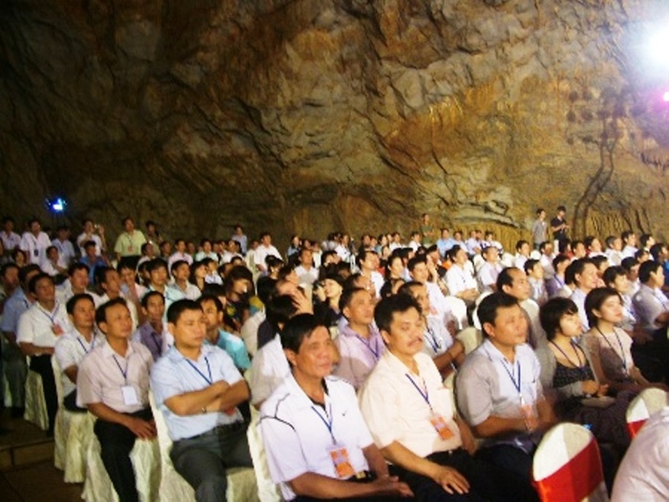 Động Thiên Đường đã từng tổ chức nhiều chương trình, sự kiện lớn - 3 Các chương trình lễ hội được tổ chức trong lòng Động Thiên Đường có số lượng người tham dự rất đông (Ảnh: Đặng Tài)