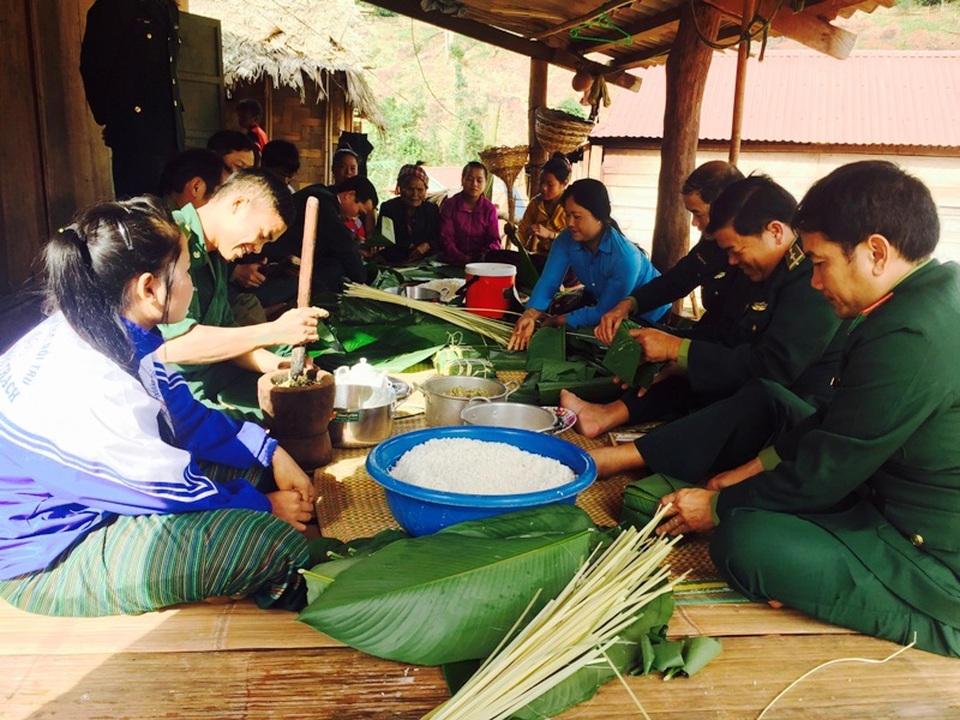 Các cán bộ, chiến sĩ Đồn Biên phòng Cà Roòng gói bánh chưng...