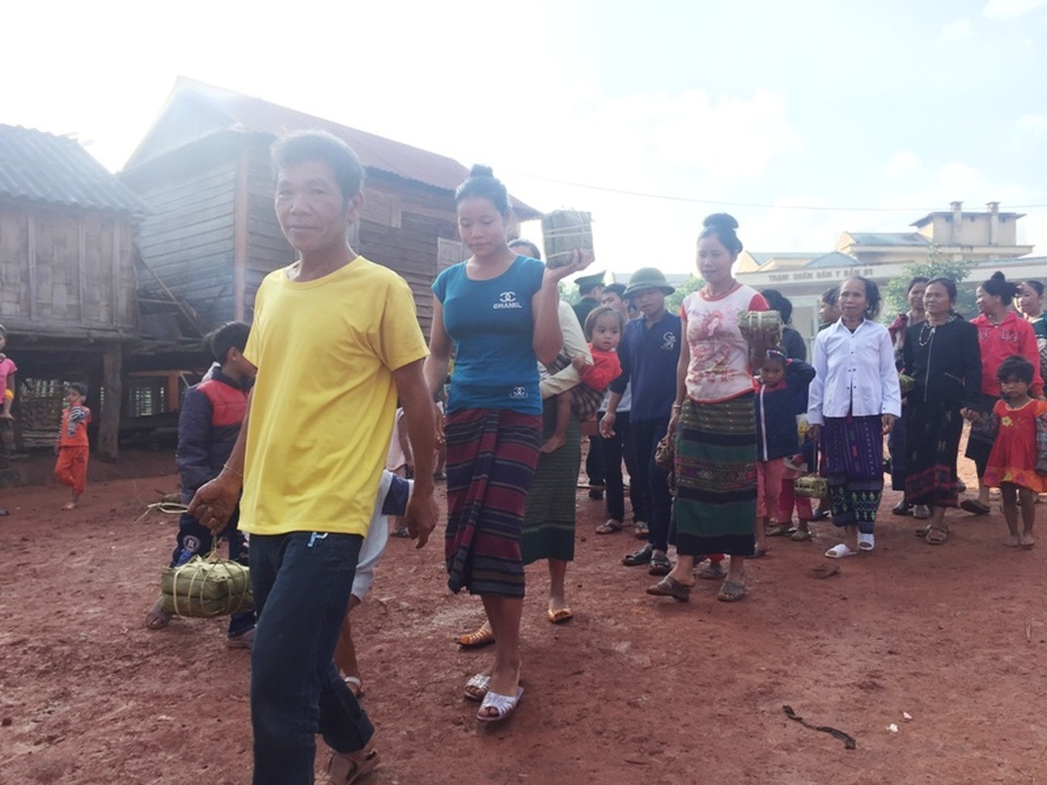 Sau khi cúng xong, mỗi người dân đều được phát một cặp bánh chưng mang về nhà ăn Tết