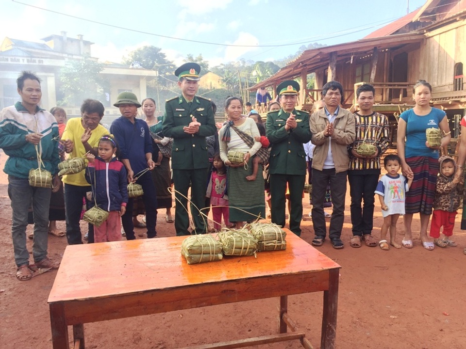 Cùng bà con dân bản cúng Tết