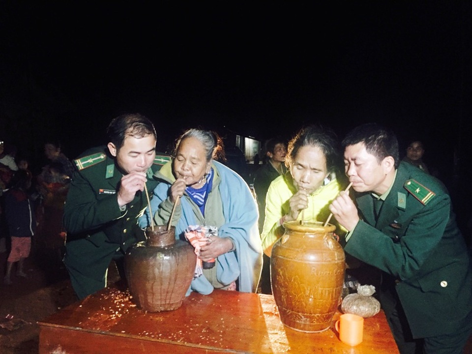 Cán bộ, chiến sĩ Đồn Biên phòng Cà Roòng cùng bà con dân bản bên ché rượu cần ấm tình “Xuân biên giới”