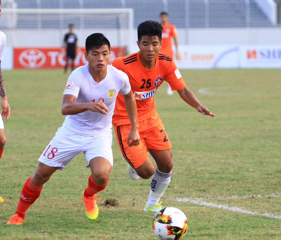 Đội bóng của Công Vinh cầm hòa SHB Đà Nẵng trong “cơn mưa” bàn thắng - 2
Trận đấu diễn ra khá hấp dẫn