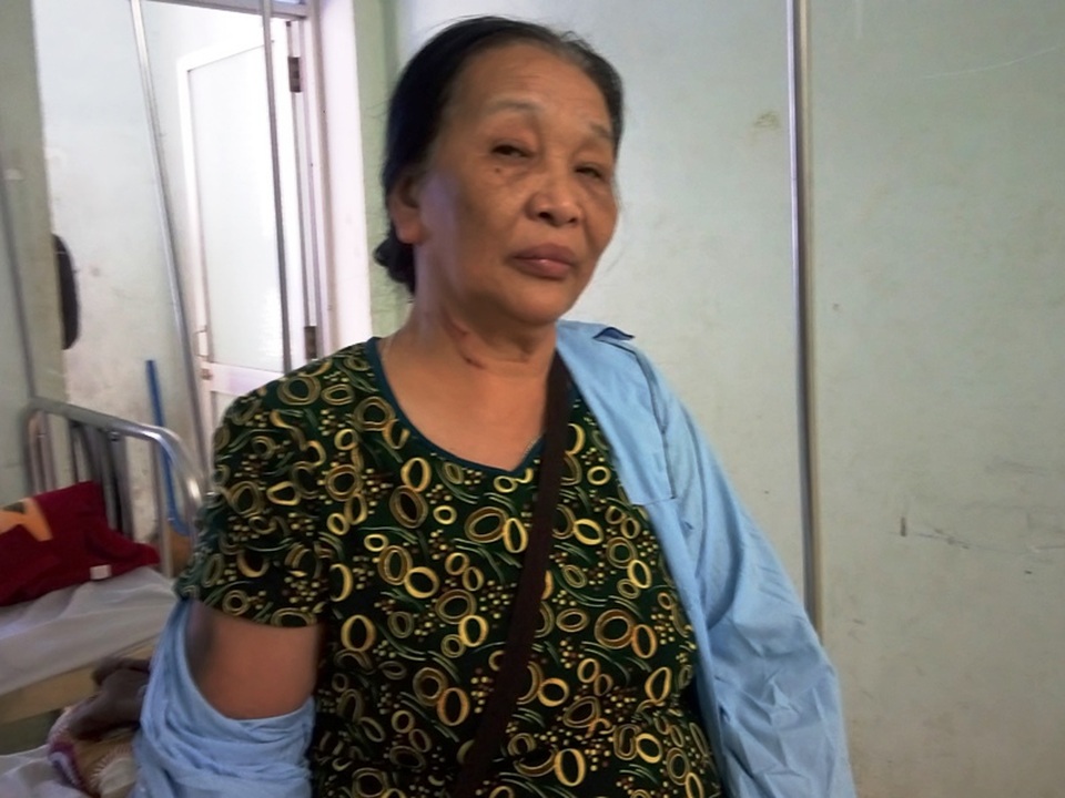 Thầy giáo hành hung đôi vợ chồng già phải nhập viện - 2 Bà Lan cũng bị nhiều vết thương ở vùng cổ