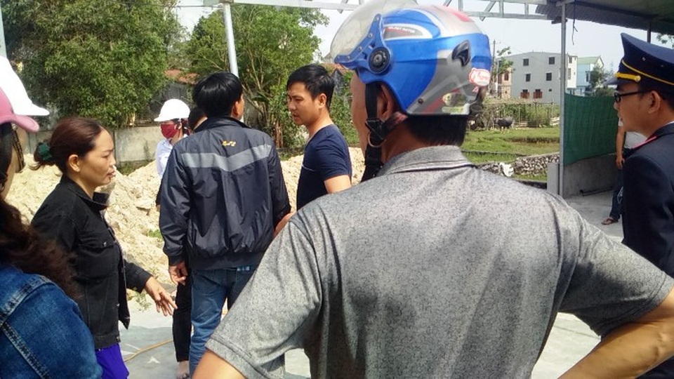 Thượng uý CSGT cản trở lực lượng chức năng dỡ công trình vi phạm - 1 Thượng uý Trương Anh Tuấn (áo lót) cản trở người thi hành nhiệm vụ tháo dỡ công trình vi phạm trật tự đô thị