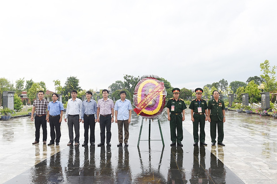 Nhiều hoạt động tri ân, đền ơn đáp nghĩa tại Thanh Hóa sau chặng đua thứ 2 - 7 Ban tổ chức viếng nghĩa trang liệt sỹ và khu tưởng niệm mẹ Việt nam anh hùng