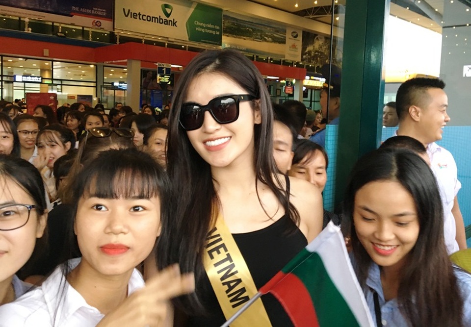 Các fan chen nhau chụp ảnh lưu niệm với Á hậu Huyền My