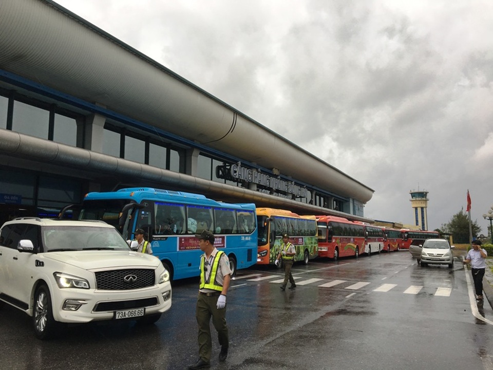 Sau hàng giờ bị fan vây kín, 76 người đẹp đã được dẫn về khu nghỉ dưỡng Sun Spa Resort, thôn Mỹ Cảnh, xã Bảo Ninh, thành phố Đồng Hới, nơi diễn ra phần thi trang phục các dân tộc của cuộc thi Hoa hậu hòa bình thế giới 2017