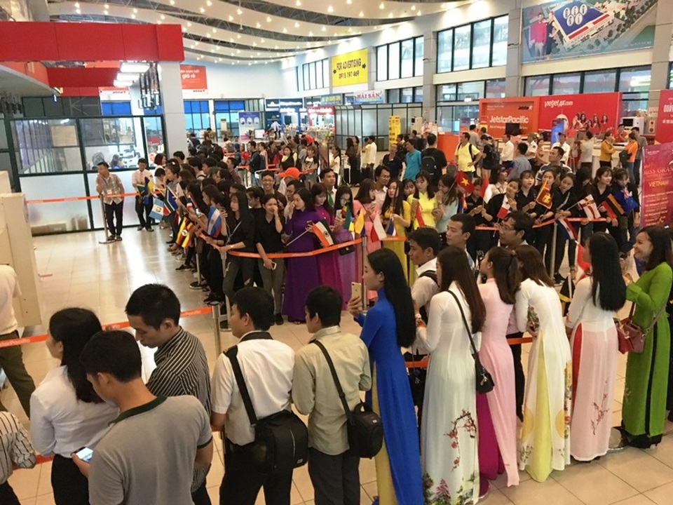 
Đông đảo người hâm mộ đến trước hàng giờ đồng hồ để chào đón dàn hoa hậu Miss Grand International 2017

 
