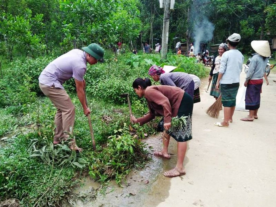 Quảng Bình: Hàng chục cán bộ tri thức trẻ… bơ vơ khi kết thúc dự án - 2 Cán bộ xuống đường dọn dẹp vệ sinh cùng người dân các bản làng ở huyện nghèo Minh Hoá