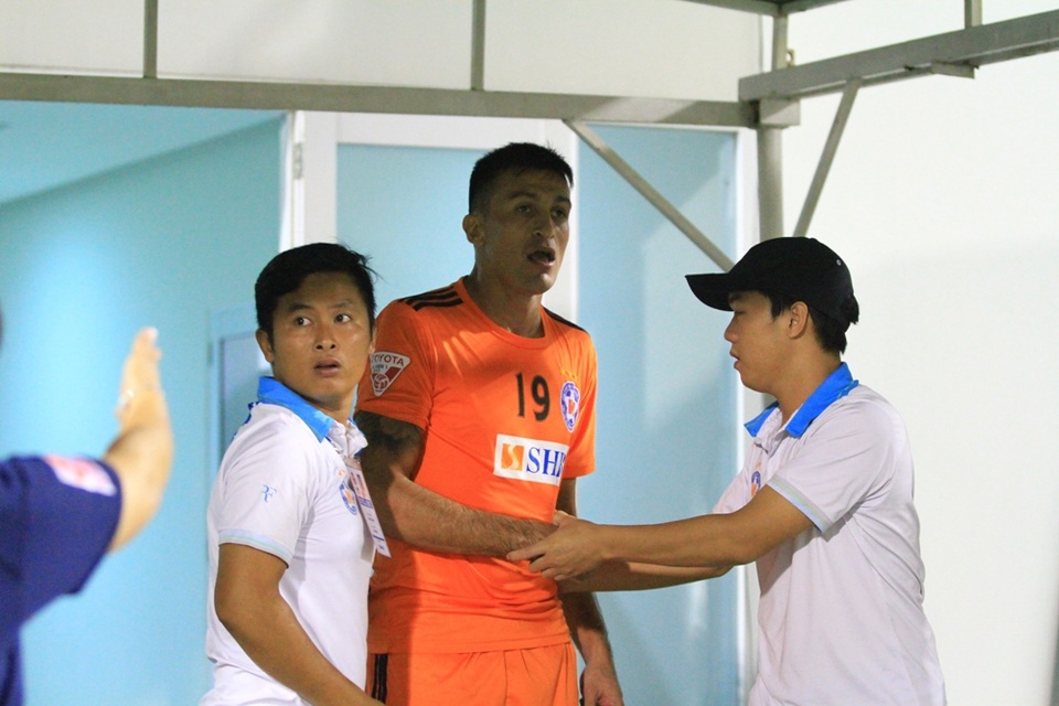 SHB Đà Nẵng thua “người anh em” Quảng Nam trong trận cầu hai thẻ đỏ - 7 Merlo nhận thẻ đỏ và anh đã phản ứng dữ dội trong đường hầm.