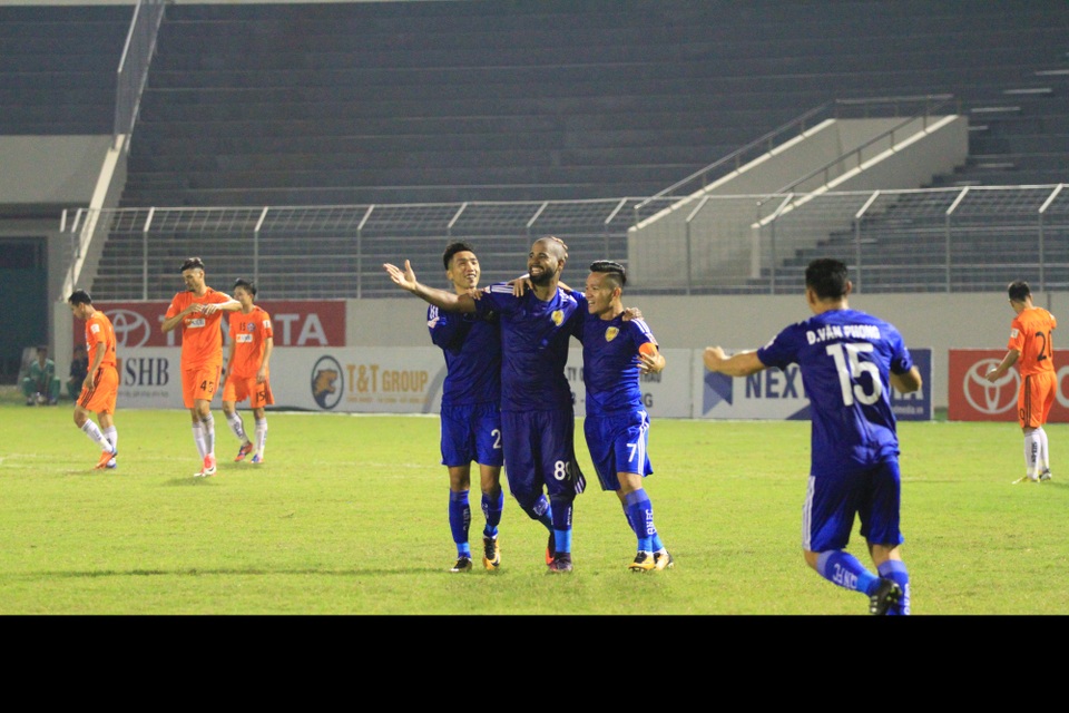 SHB Đà Nẵng thua “người anh em” Quảng Nam trong trận cầu hai thẻ đỏ - 8 Quảng Nam có chiến thắng 2-0.