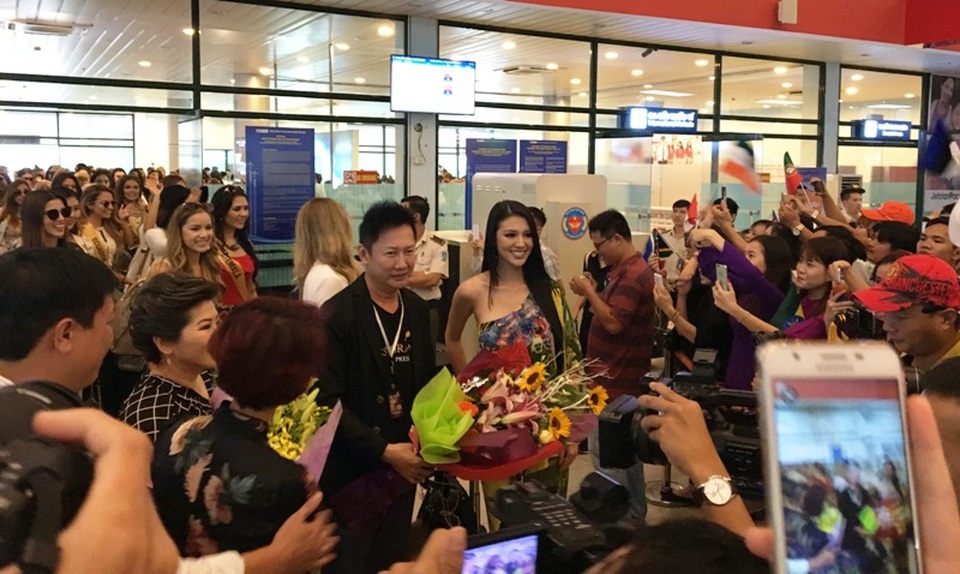 Đại diện lãnh đạo Sở Du lịch Quảng Bình tặng hoa chào đón dàn hoa hậu Miss Grand International 2017