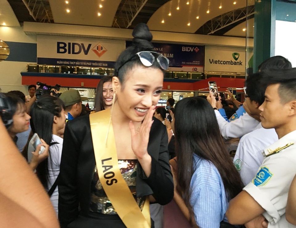 Người đẹp Lào chào các fan cuồng