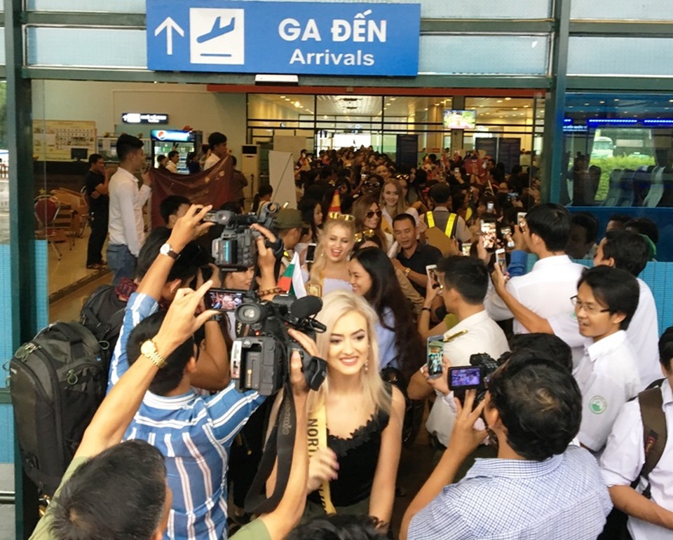 Người hâm mộ vây kín dàn hoa hậu Miss Grand International 2017 - 4