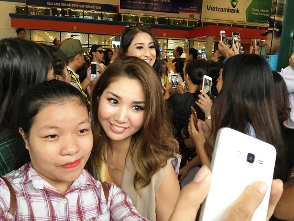 Các fan tranh thủ chụp hình với các người đẹp đến từ nhiều quốc gia trên thế giới