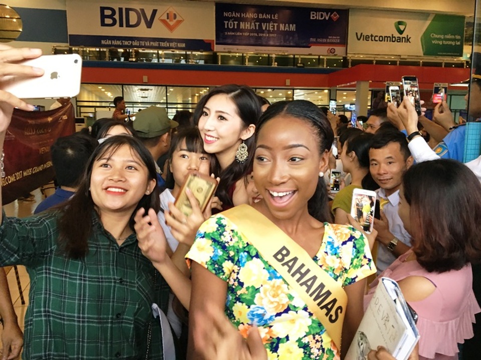 Người hâm mộ vây kín dàn hoa hậu Miss Grand International 2017 - 6