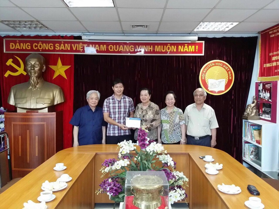 Trường tiểu học Đoàn Thị Điểm trao 100 triệu đồng đến Quỹ Khuyến học Việt Nam để giúp đỡ học sinh, sinh viên nghèo vượt khó - 1
Đại diện Trường tiểu học Đoàn Thị Điểm - Hà Nội (thứ 2 từ trái sang) trao 100 triệu đồng đến bà Phạm Thị Hòe, Phó Chủ tịch Hội Khuyến học Việt Nam kiêm Chủ tịch Hội đồng Quản lý Quỹ Khuyến học Việt Nam để giúp đỡ học sinh, sinh viên nghèo vượt khó trên cả nước