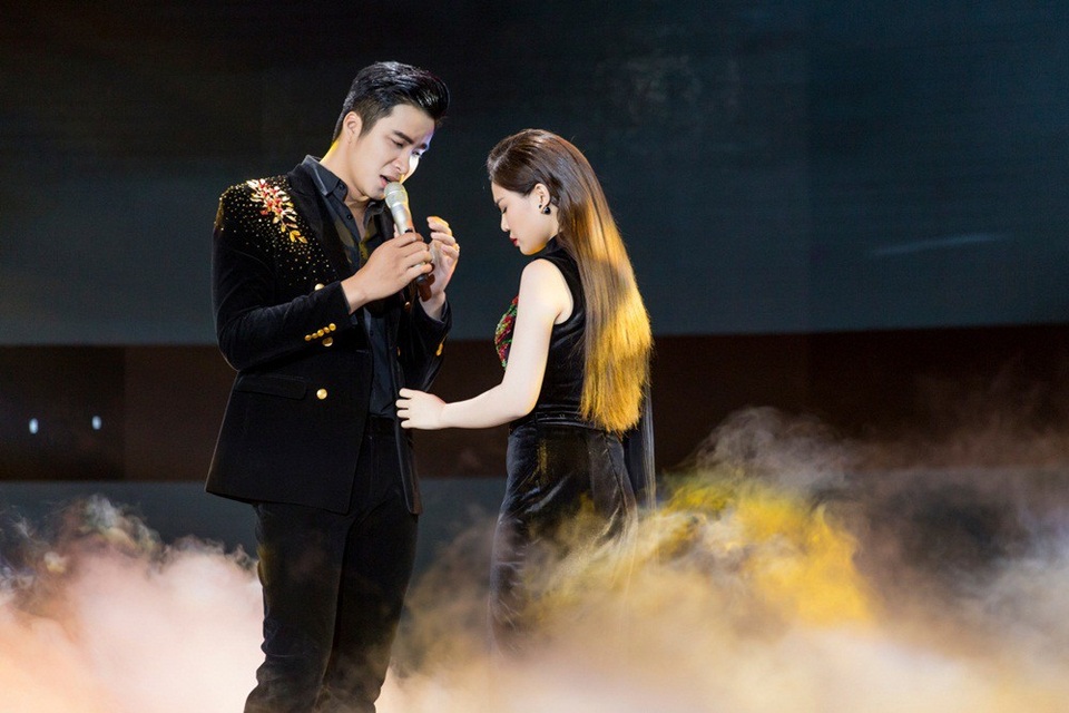 Tiết mục biểu diễn mùi mẫn của Giang Hồng Ngọc và Mạnh Đồng.