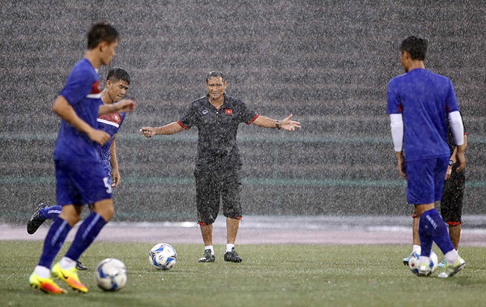 Học trò cũ HLV Hữu Thắng cảnh báo sự nguy hiểm của "Ronaldo Campuchia" - 2
HLV Mai Đức Chung đã sẵn sàng phương án đối đầu Campuchia
