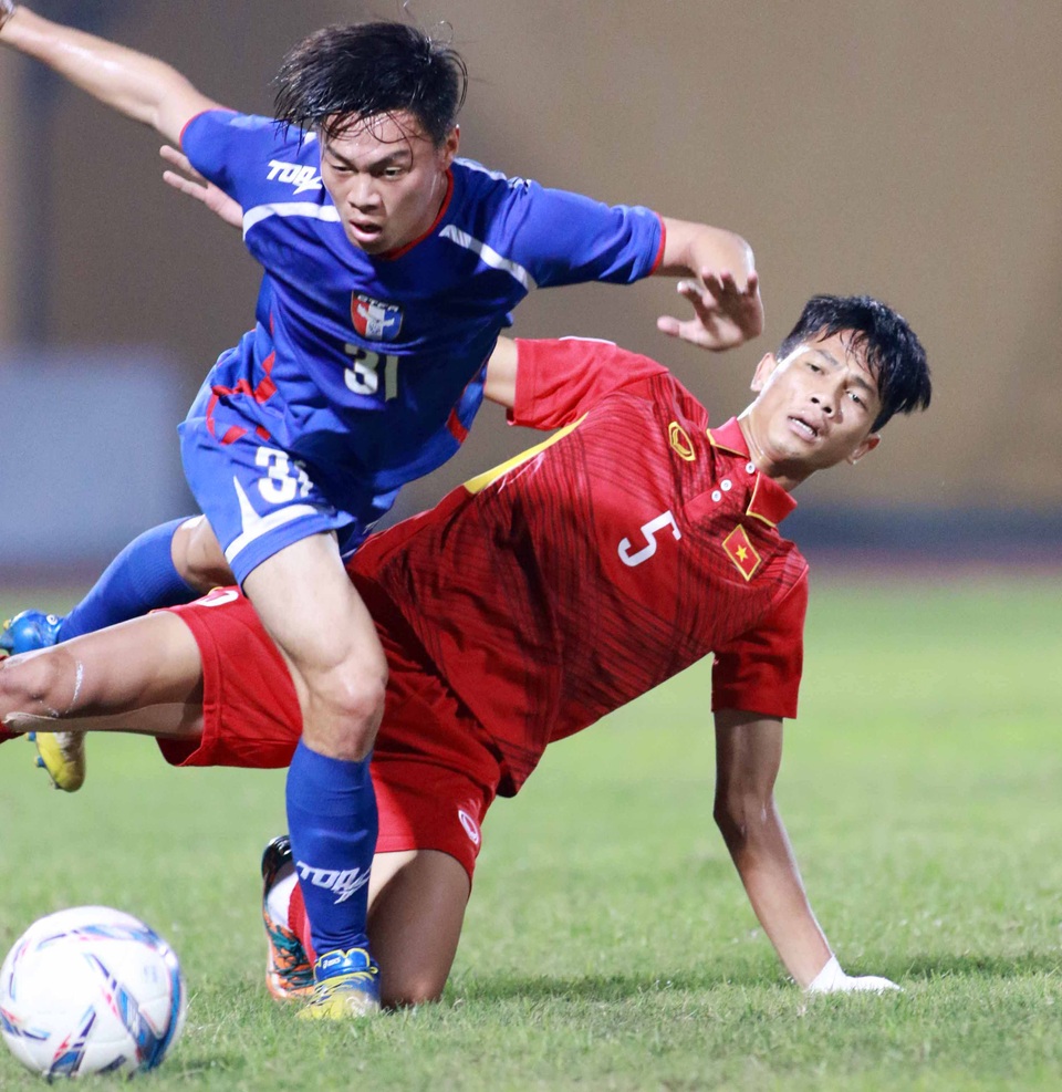 Trung vệ Tiến Dũng (5) sẽ có suất đá chính ở đội tuyển Việt Nam (ảnh: Gia Hưng)