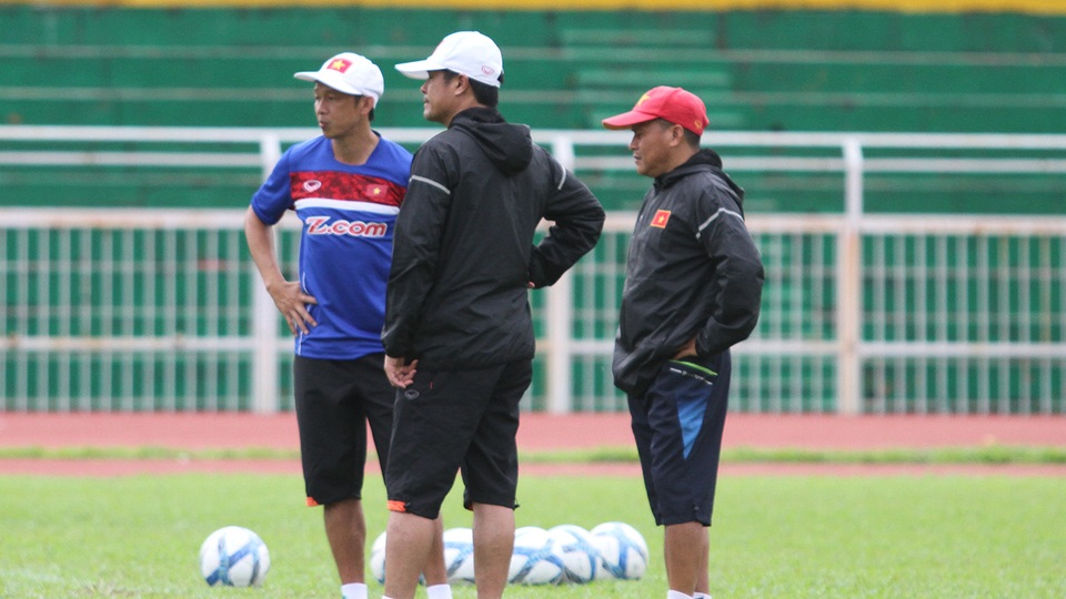 Đội tuyển Việt Nam tập luyện trong cảnh thiếu hụt quân số - 7 Ông trao đổi với các trợ lý Lư Đình Tuấn (phải) và Dương Minh Ninh trên sân tập