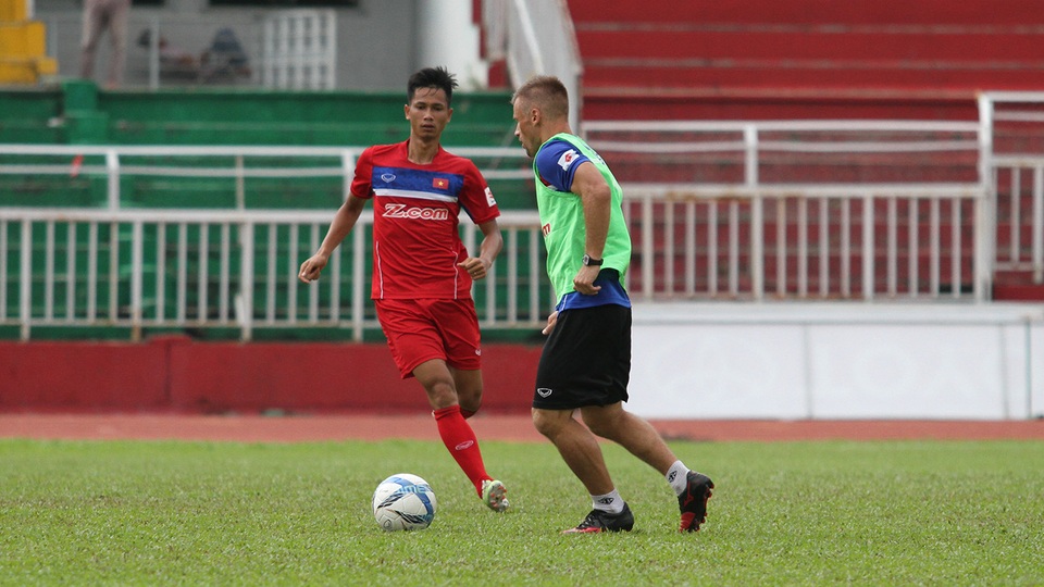 Đội tuyển Việt Nam tập luyện trong cảnh thiếu hụt quân số - 11 Thiếu quân, trợ lý HLV Martin Forkel phải vào sân tập cùng các cầu thủ