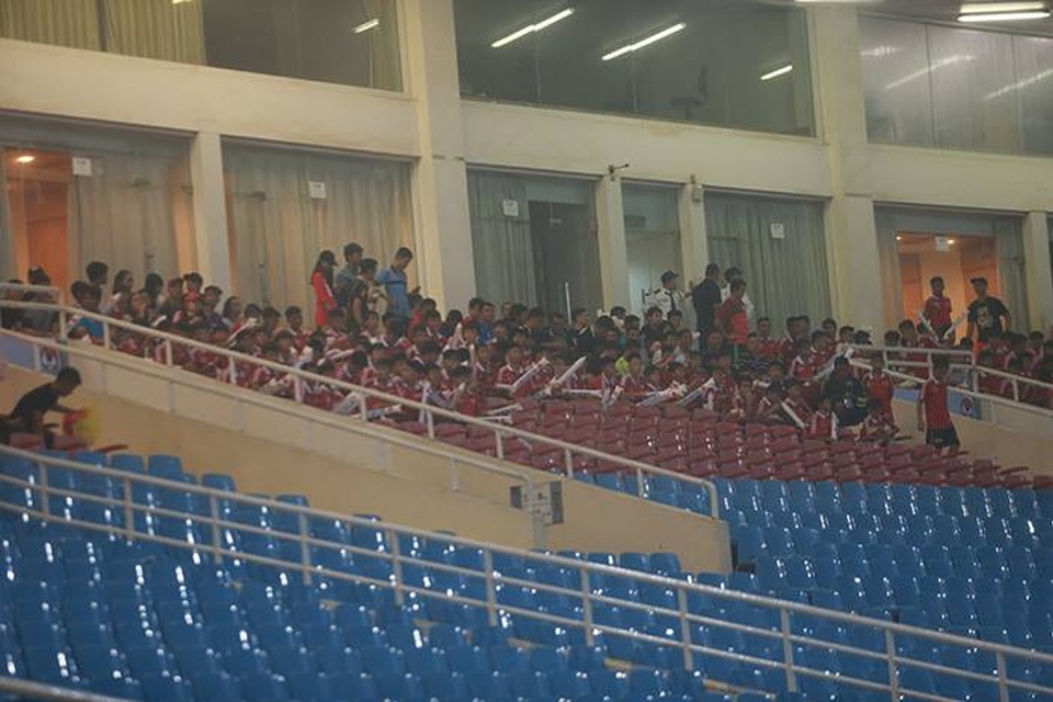 Văn Quyết, Công Phượng ghi bàn, đội tuyển Việt Nam thắng đậm Campuchia - 11
Các khán đài ở sân Mỹ Đình vẫn rất vắng khán giả