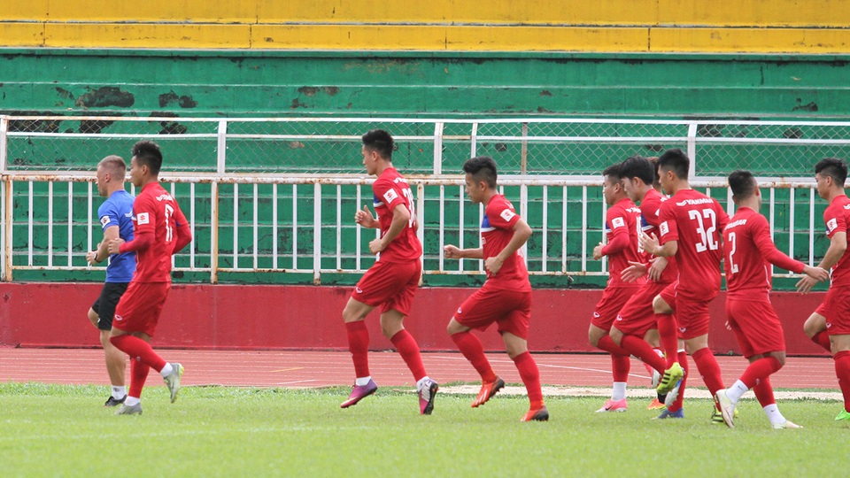 Đội tuyển Việt Nam tập luyện trong cảnh thiếu hụt quân số - 5 Trợ lý HLV Martin Forkel (Đức) hướng dẫn các cầu thủ trong màn khởi động