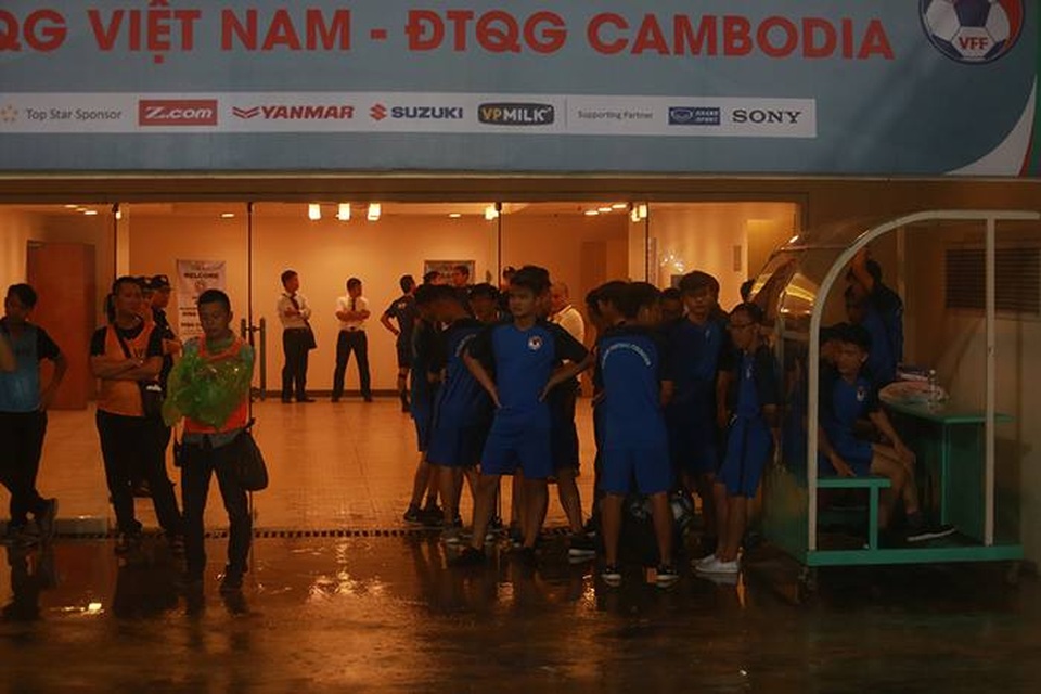 Văn Quyết, Công Phượng ghi bàn, đội tuyển Việt Nam thắng đậm Campuchia - 10
Các cầu thủ Campuchia chờ trời ngớt mưa