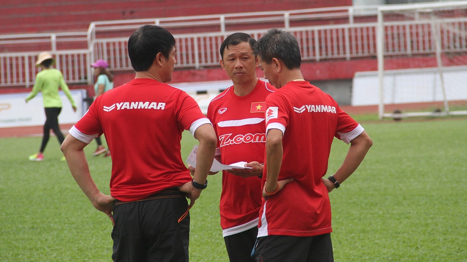 Thỉnh thoảng, HLV Nguyễn Hữu Thắng trao đổi với các trợ lý