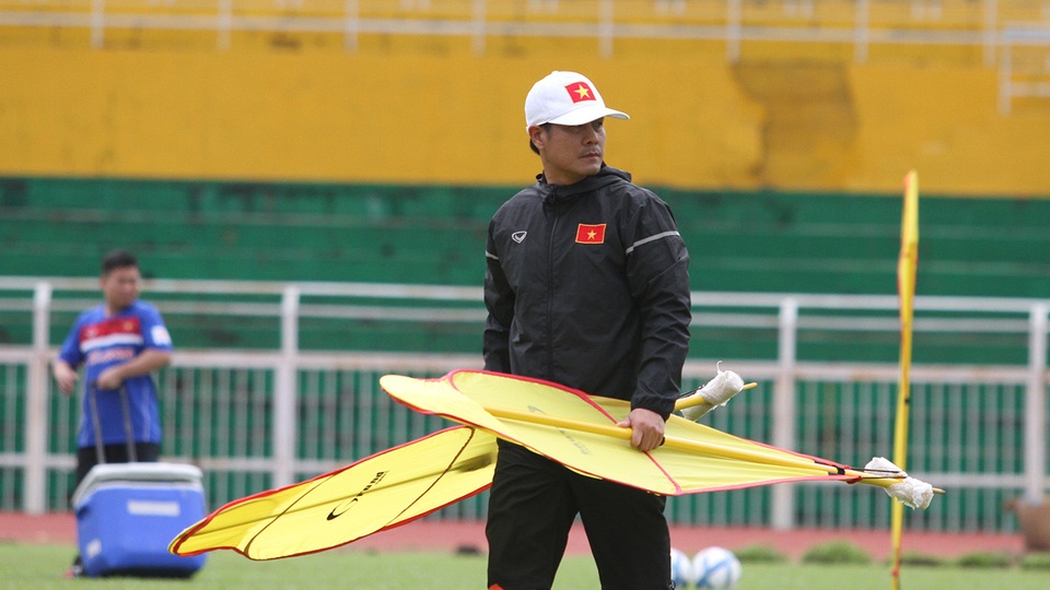 Đội tuyển Việt Nam tập luyện trong cảnh thiếu hụt quân số - 6 HLV Nguyễn Hữu Thắng khá lo lăng với tình trạng thiếu quân hiện nay