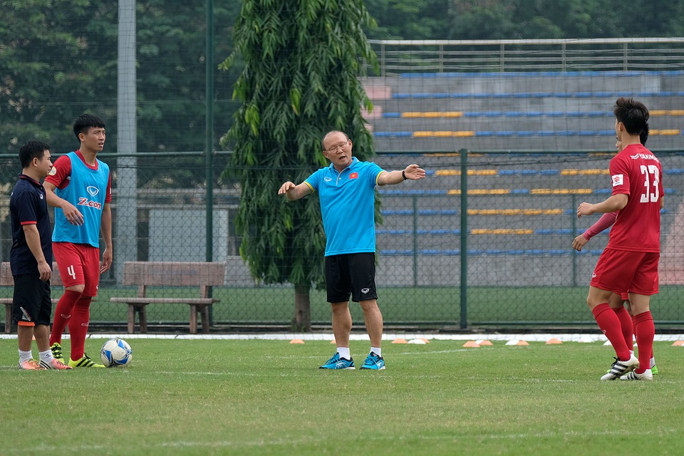 HLV Park Hang Seo giúp tuyển Việt Nam thiện chiến ở khả năng chơi bóng bổng? - 1 HLV Park Hang Seo hướng dẫn các cầu thủ trên sân tập (ảnh: Gia Hưng)