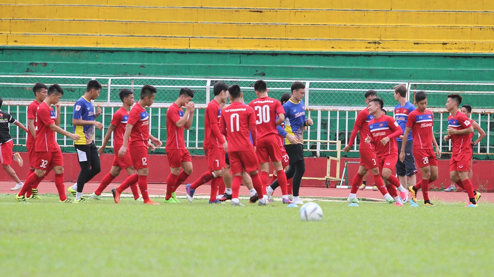 Đội tuyển Việt Nam tập luyện trong cảnh thiếu hụt quân số - 3 Đội tuyển Việt Nam tập luyện trong cảnh thiếu hụt quân số - 3